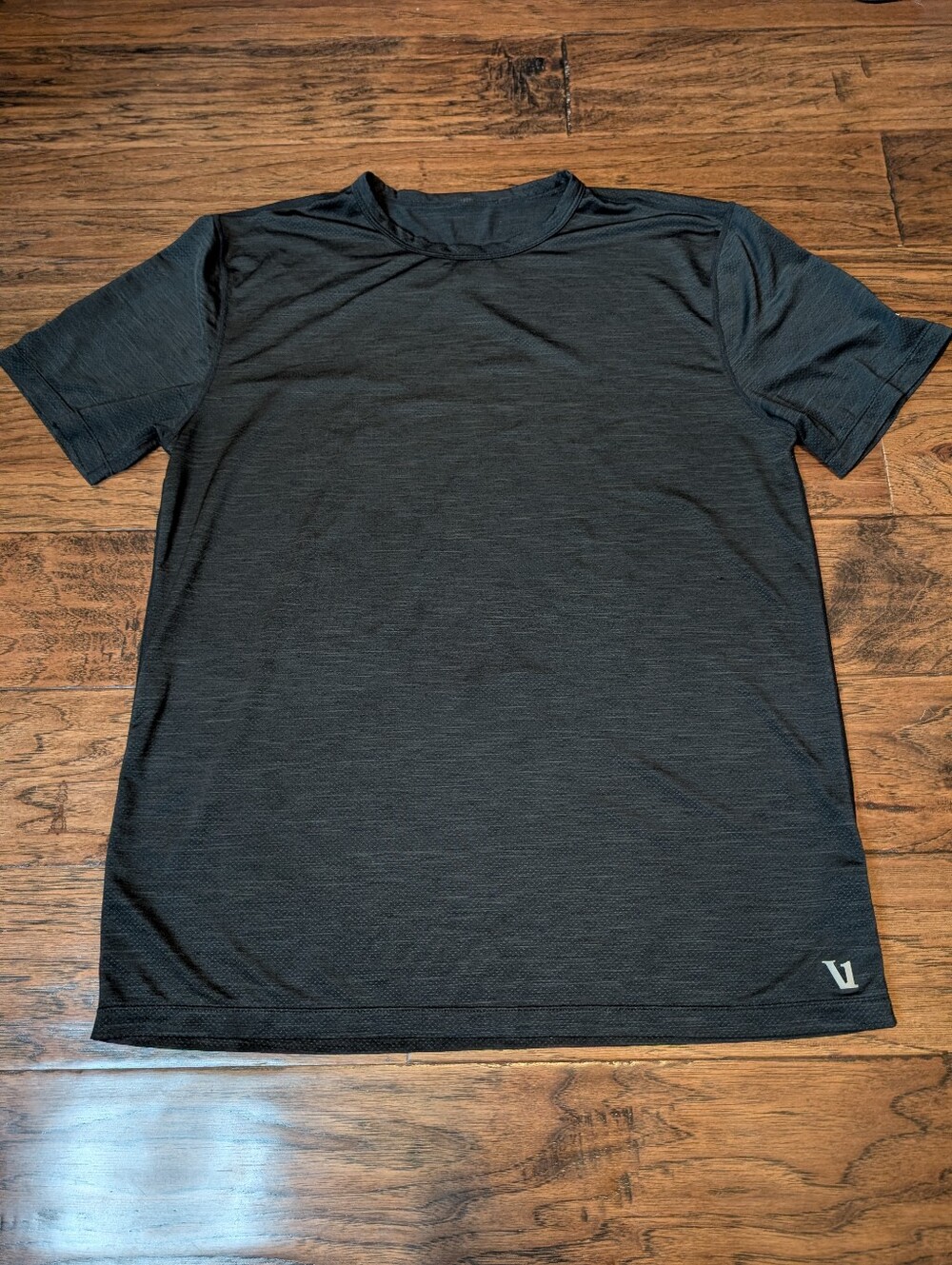 Vuori Men's Zephyr Tee Tshirt in Black With Logos Size Medium